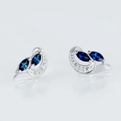 Boucles D'oreilles Puces Sakina Or Blanc Saphir Et Diamant